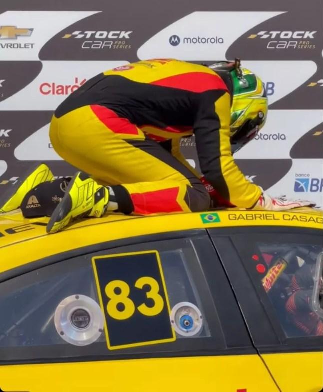 Gabriel Casagrande festeja em cima do carro após título da Stock — Foto: Reprodução