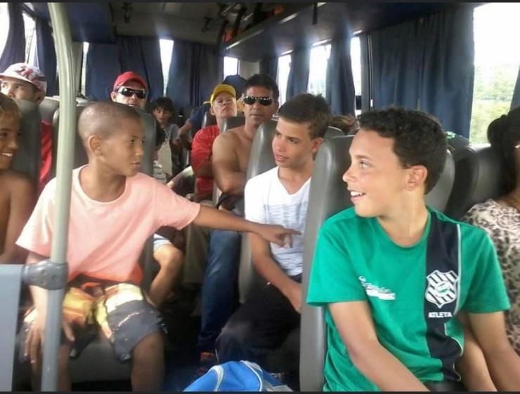 Ângelo (à esquerda) e amigos da escolinha do Figueirense - Arquivo pessoal