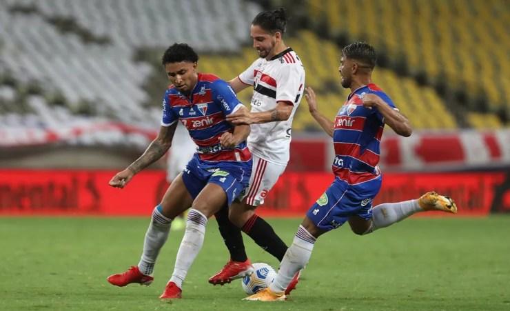 Benítez, do São Paulo, sofreu com as marcações de Ederson e Ronald no duelo contra o Fortaleza — Foto: Rubens Chiri / saopaulofc.net