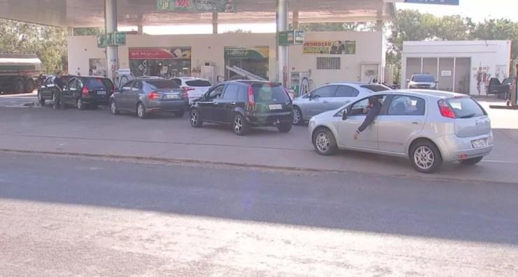 Fila de carros em posto de combustíveis em Araçatuba (Foto: Reprodução/TV TEM)