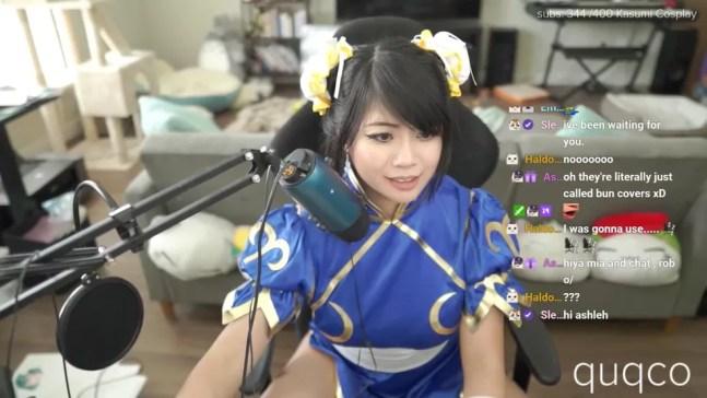 Quqco fazia cosplay de Chun Li em live da Twitch quando foi banida por conteúdo sexual — Foto: Twitch/Quqco