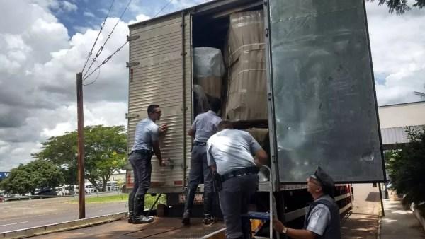 Caminhão foi abordado durante fiscalização da polícia em rodovia de Catanduva (SP) (Foto: Polícia Rodoviária Estadual/Divulgação)