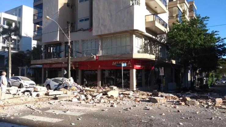 Incêndio atinge prédio de Farroupilha. Bombeiros acreditam que tenha ocorrido uma explosão — Foto: Claudia Soares/arquivo pessoal