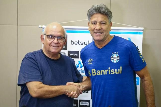 Renato e o presidente Romildo Bolzan Jr — Foto: Lucas Uebel/Divulgação Grêmio
