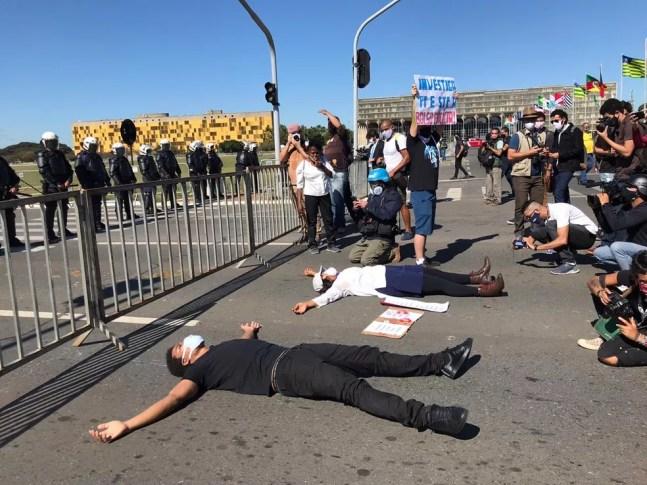 Manifestantes deitam no chão, na Esplanada, em referência à morte do norte-americano negro George Floyde, morto asfixiado por policial — Foto: Afonso Ferreira/G1