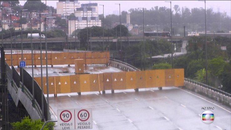 Técnicos trabalham para escorar viaduto que cedeu na Marginal Pinheiros, em Sao Paulo