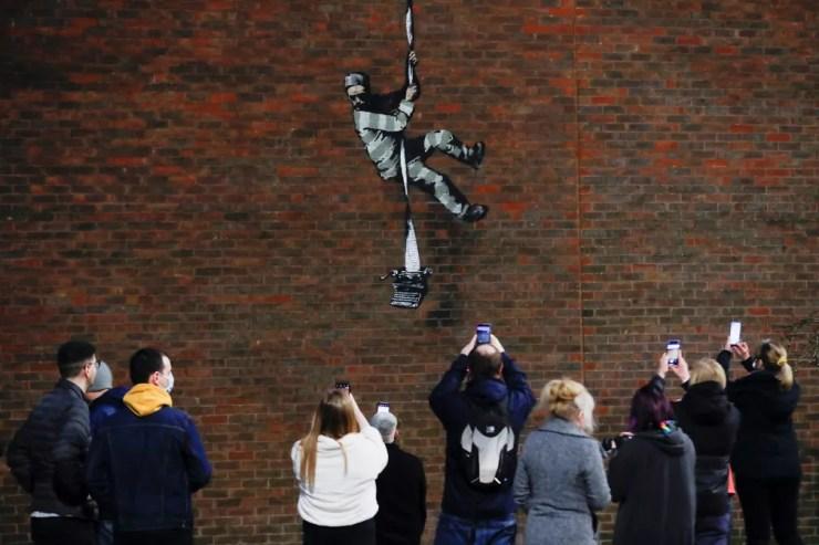 Banksy divulga vídeo que mostra produção de grafite em muro de prisão na Inglaterra — Foto: Reuters/Matthew Childs