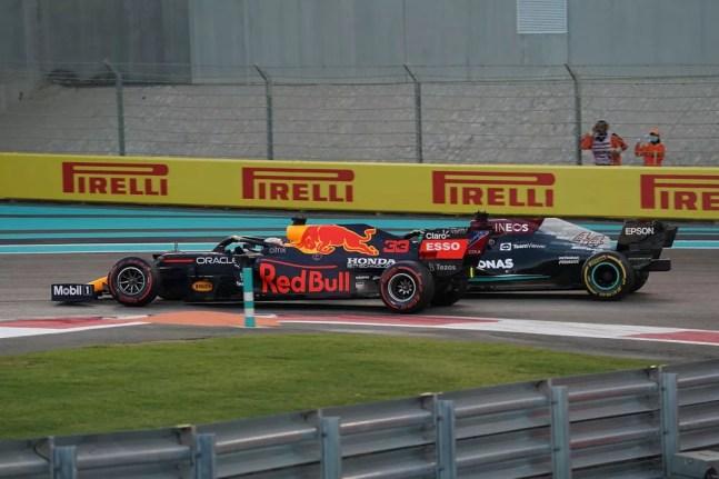 Max Verstappen e Lewis Hamilton dividem curva no GP de Abu Dhabi da F1 — Foto: Hasan Bratic/picture alliance via Getty Images