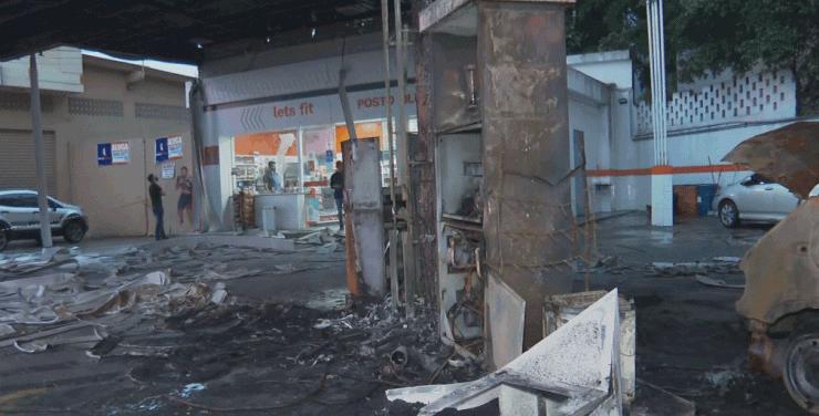 Posto de combustível na Marginal Tietê fica destruído após homens atearem fogo em van estacionada — Foto: Reprodução TV Globo