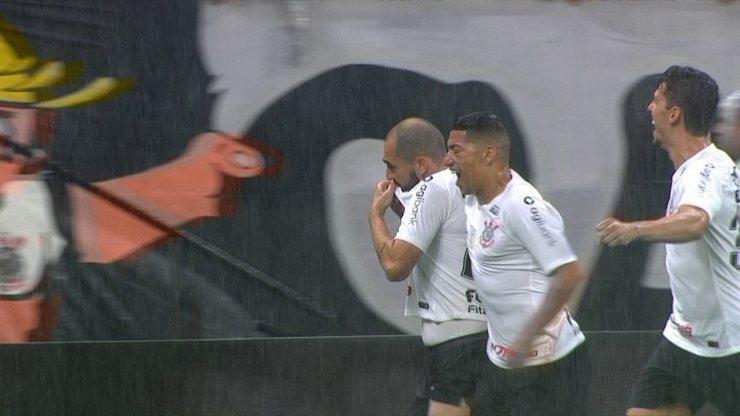 Gol do Corinthians! Fagner cobra falta e Danilo desvia para dentro, em 01' do 2ºT