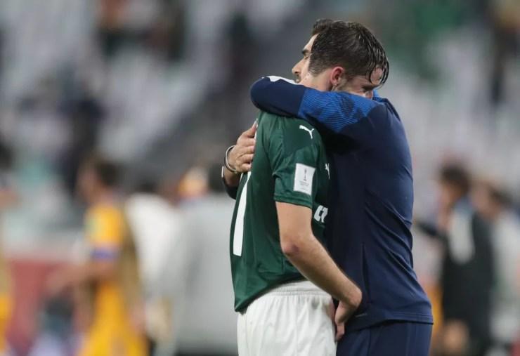 Abel Ferreira consola Viña após a eliminação no Mundial — Foto: Reuters