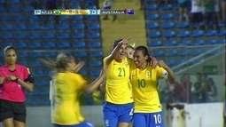 <p>
	Marta faz o lan&ccedil;amento para Darlene, que avan&ccedil;a em velocidade, deixa Cooper no ch&atilde;o, dribla tamb&eacute;m a goleira Dumont e toca para o gol aberto.</p>
