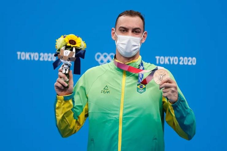 Fernando Scheffer com a medalha de bronze no pódio em Tóquio usando agasalho do Time Brasil — Foto: Satiro Sodré/SSPress/CBDA
