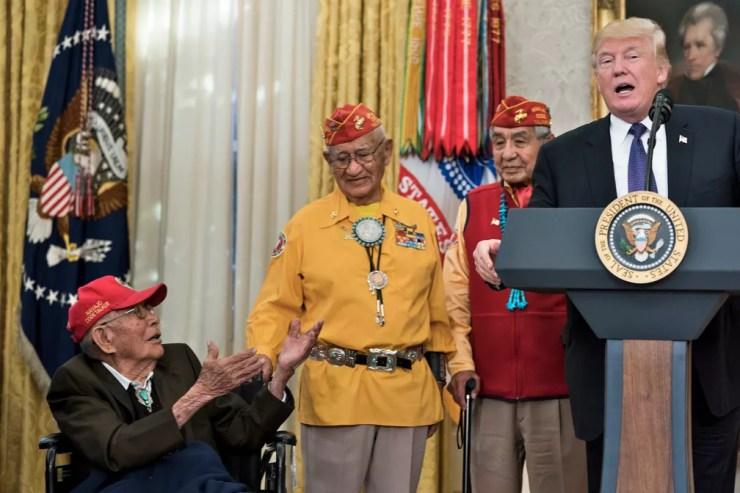 Donald Trump durante homenagem a indígenas veteranos da Segunda Guerra nesta segunda-feira (27) na Casa Branca — Foto: Brendan Smialowski/AFP