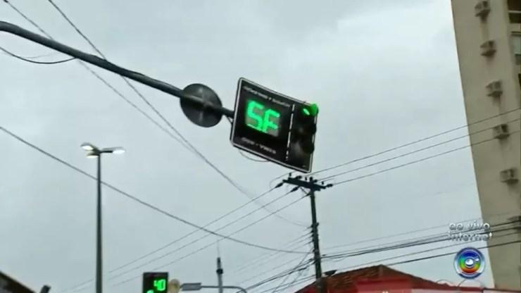 O semáforo que sinaliza o cruzamento ficou virado para o lado oposto após o acidente (Foto: Reprodução/TV TEM)