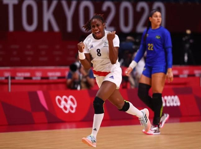 Lassource comemora gol em Brasil x França do handebol feminino nas Olimpíadas de Tóquio 2020 — Foto: REUTERS/Susana Vera