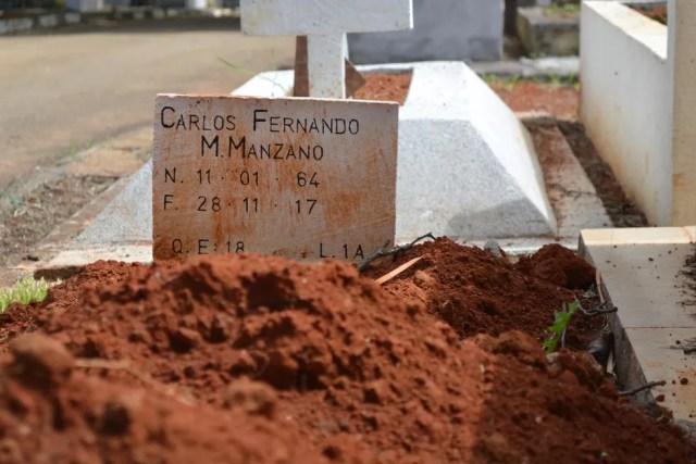 Polícia investiga se familiares do morto, que acompanharam o enterro, sabiam da suposta identidade falsa — Foto: Maiara Barbosa/G1