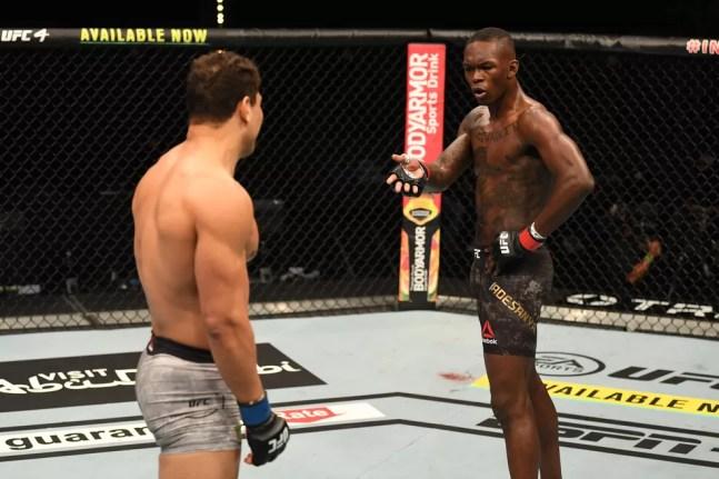 Paulo Borrachinha acredita que Israel Adesanya tem problemas contra lutadores com estilo agressivo — Foto: Getty Images