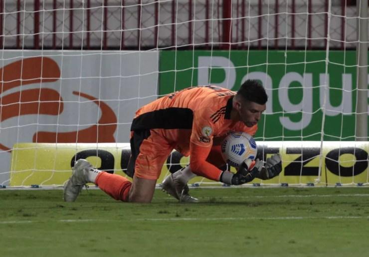 Tiago Volpi sofreu com os pés e caiu na marcação pressão do Atlético-GO — Foto: Rubens Chiri