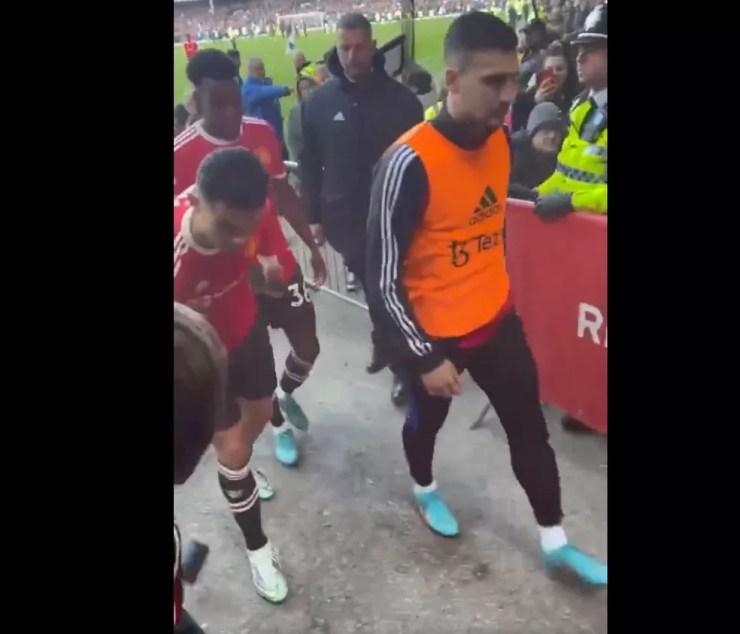 Cristiano Ronaldo derruba celular de torcedor do Everton ao sair de campo após derrota do Manchester United — Foto: Reprodução