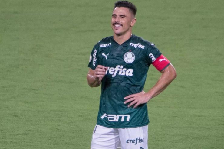 Willian usou a braçadeira de capitão do Palmeiras contra o Coritiba — Foto: Robson Mafra/Estadão Conteúdo