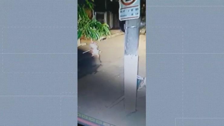 Câmeras de segurança registraram o momento em que o idoso de 92 anos foi atropelado na noite de 28 de fevereiro — Foto: TV Globo
