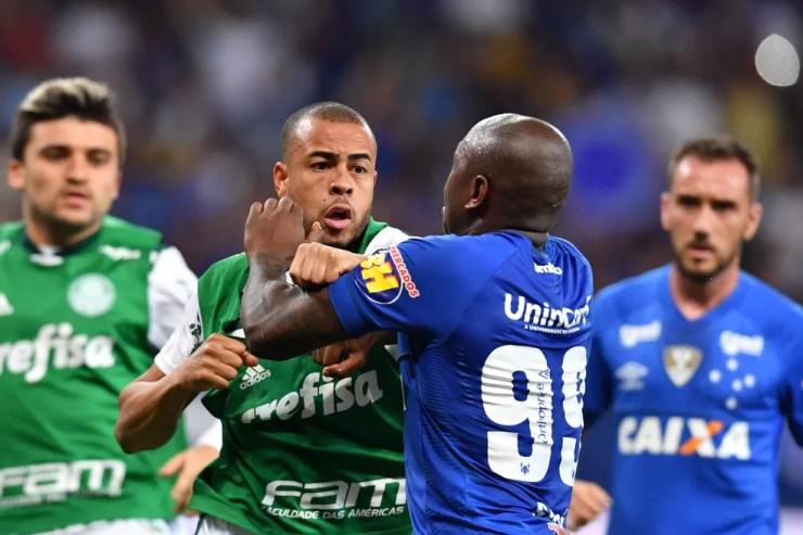 Mayke, do Palmeiras, e Sassá, do Cruzeiro, brigam em semifinal — Foto: Leo Fontes/O Tempo/Estadão Conteúdo