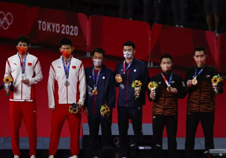 Taiwan (ouro) e China (prata) dividem pódio do torneio de duplas masculinas do badminton — Foto: REUTERS/Hamad I Mohammed