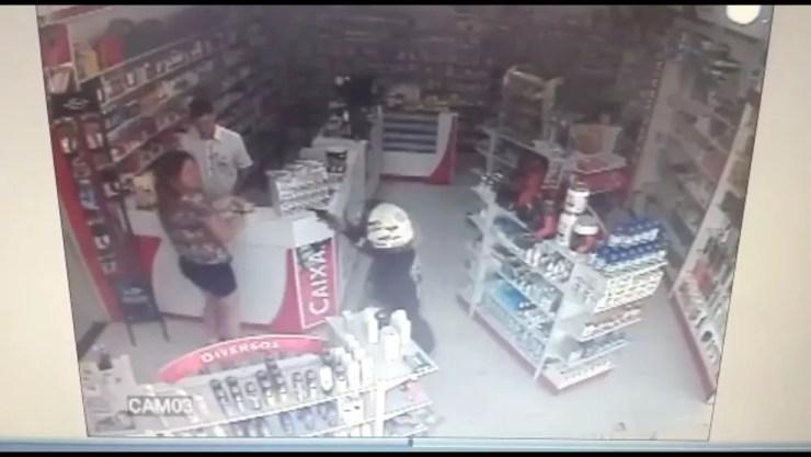 Câmera de segurança flagrou crime em farmácia de Votuporanga (Foto: Reprodução/TV TEM)