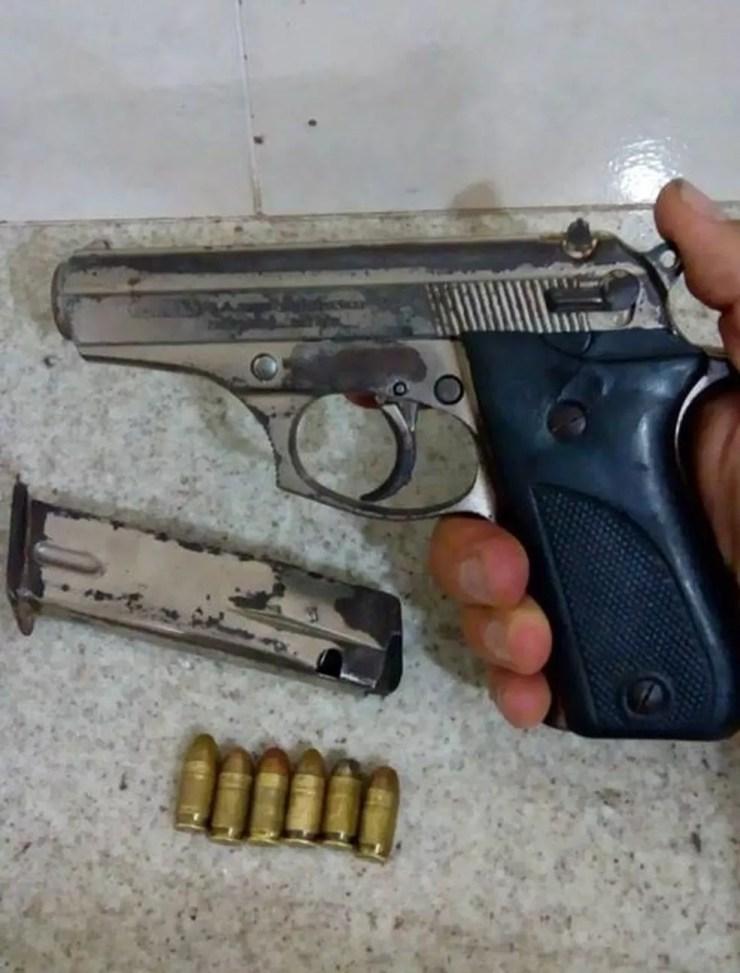 Arma utilizada no roubo ao salão de beleza foi apreendida pela polícia em Rio Preto (Foto: Divulgação/Polícia Militar)