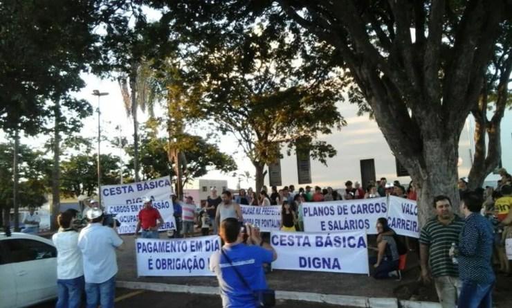 Manifestantes fazem ato em frente à prefeitura de Pontalinda (Foto: Arquivo Pessoal)