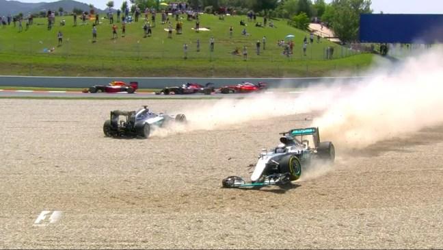 O polêmico acidente entre Nico Rosberg e Lewis Hamilton no GP da Espanha de 2016 — Foto: Reprodução/FOM