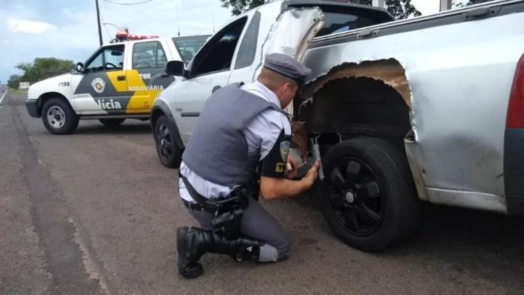Armas e munições foram achadas escondidas em veículo (Foto: Polícia Rodoviária/Divulgação )