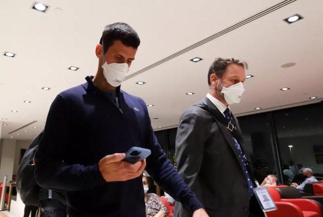 Novak Djokovic no aeroporto de Melbourne — Foto: Reuters