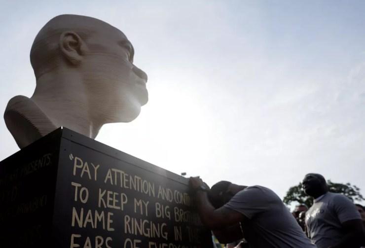 Manifestantes prestam homenagem a monumento de George Floyd, em Nova York, neste Juneteenth, foto de 19 de junho de 2021 — Foto: Jeenah Moon/Reuters