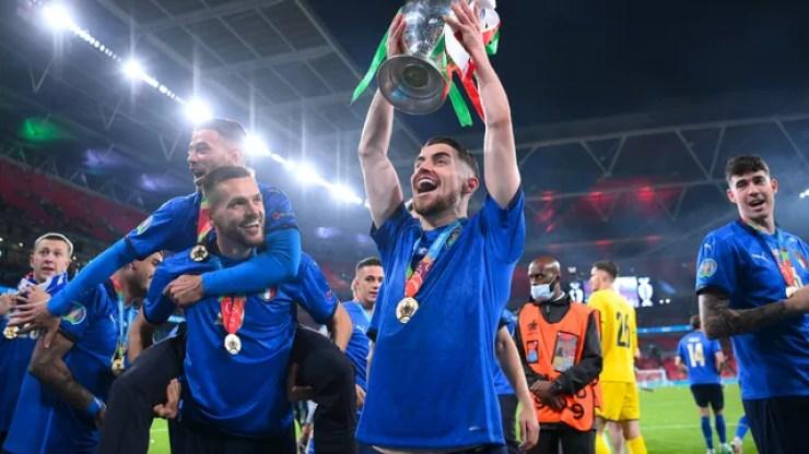 Jorginho comemora a conquista da Eurocopa-2020 pela seleção italiana: brasileiro foi campeão da Euro e da Champions na mesma temporada