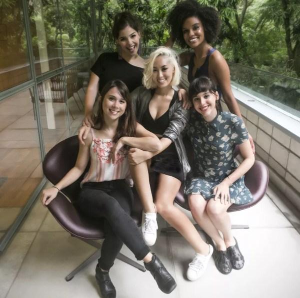 Fives! Gabi com as amigas da novela Ana Hikari, Daphne Bozaski, Heslaine Vieira e Manoela Aliperti  (Foto: Raphael Dias/Gshow)