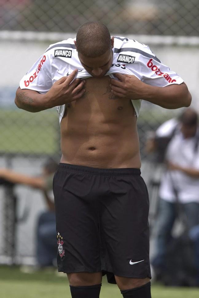 Adriano com camisa levantada em treino do Corinthians — Foto: Daniel Augusto Jr/Ag.Corinthians