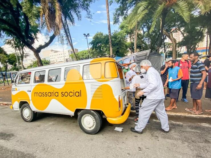 Kombi da Massaria Social chega buzinando à praça Princesa Isabel — Foto: Celso Tavares/g1