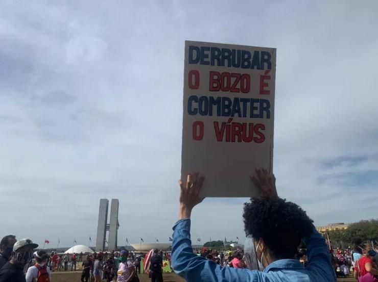 Manifestantes fazem ato contra Bolsonaro e a favor da vacina em Brasília — Foto: TV Globo/Reprodução