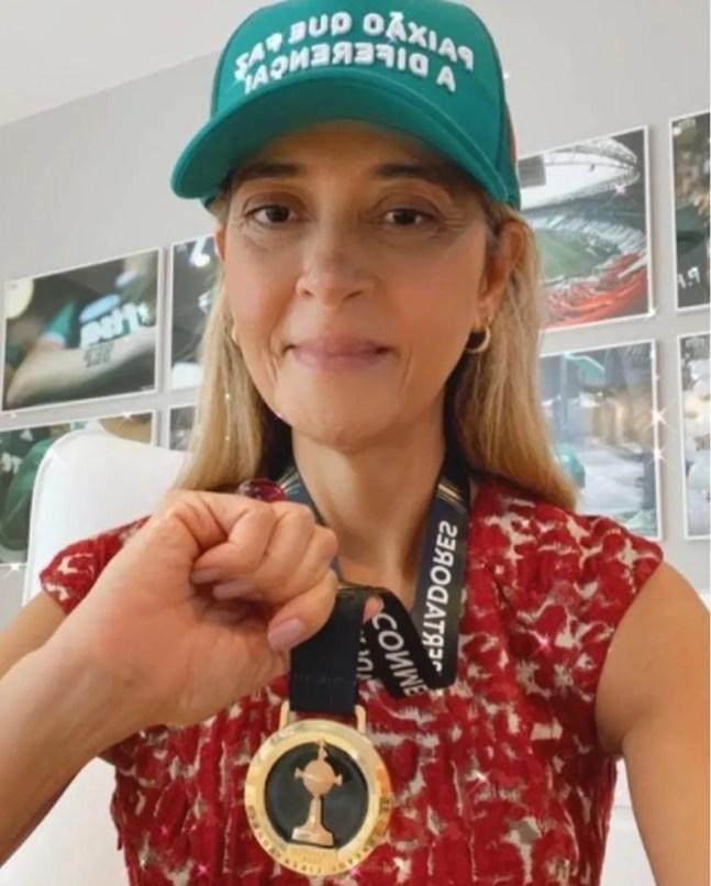 Leila Pereira com a medalha da Libertadores — Foto: Reprodução / Instagram