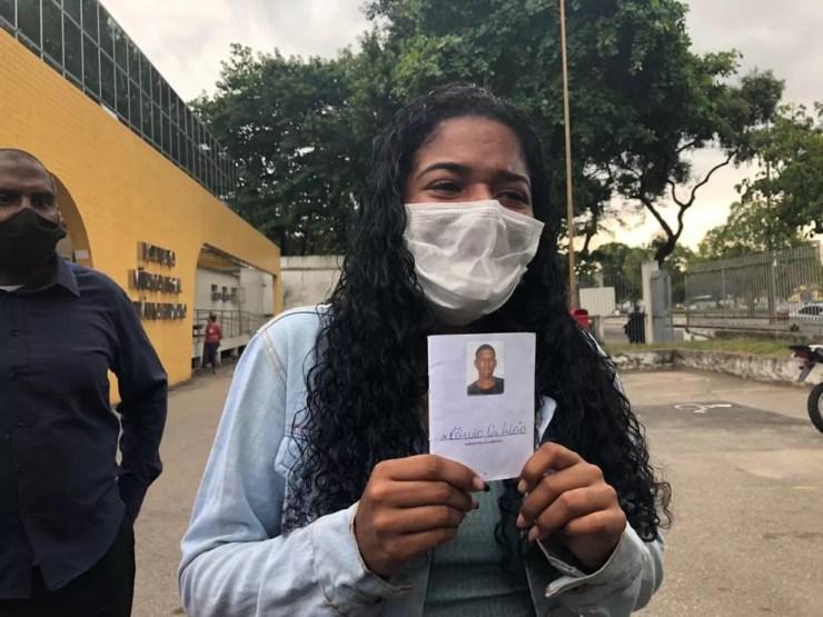 Thaynara Paes, mulher de Rômulo Oliveira Lúcio, morto no Jacarezinho — Foto: Cristina Boeckel/G1 Rio