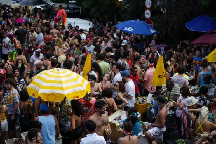 Foliões se divertem com o desfile do bloco Saia de Chita, na Zona Oeste de SP, nesta quinta (21) — Foto: Felipe Rau/ Estadão Conteúdo