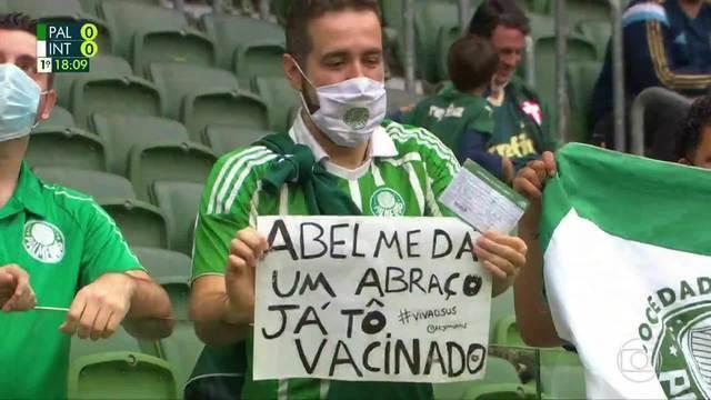 "Abel, me dá um abraço, já tô vacinado": torcedor leva cartaz a jogo do Palmeiras