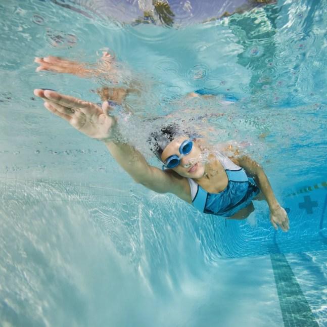Ao escolher os óculos de natação, privilegie as marcas de confiança e os modelos que ofereçam maior vedação e conforto — Foto: Getty Images