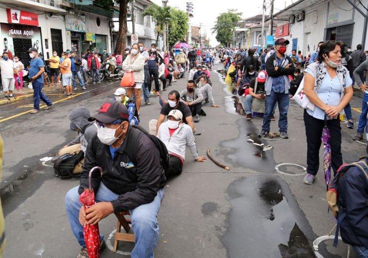 Pessoas fazendo fila para sacar benefício no Peru