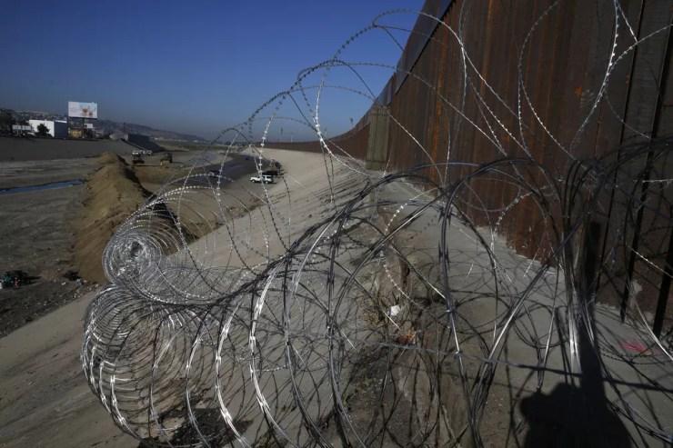 Cerca farpada em fronteira entre México e EUA próximo a Tijuana, onde maior parte da caravana de migrantes se concentra — Foto: Marco Ugarte/AP Photo
