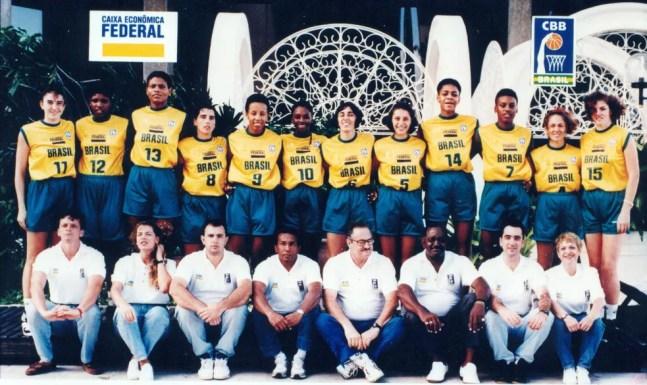 Ruth de Souza na equipe campeã mundial de 1994 — Foto: Acervo CBB