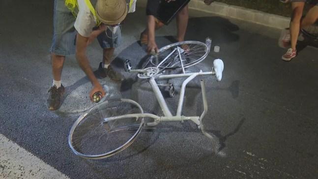 Ghost bike em homenagem a ciclista de 17 anos que morreu atropelado na Zona Oeste de São Paulo. — Foto: Reprodução/TV Globo