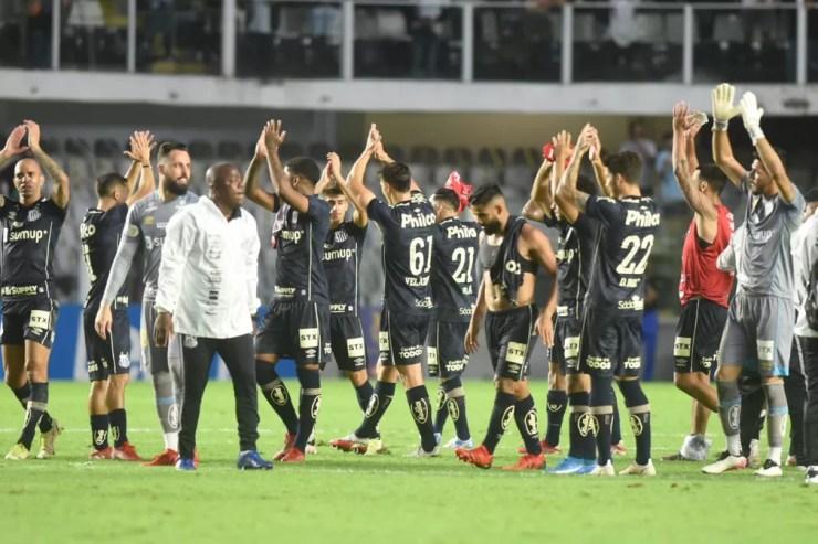 Jogadores do Santos aplaudem torcida após a vitória contra o Grêmio — Foto: Ivan Storti/Santos FC